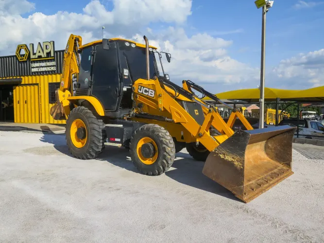 Retroescavadeira JCB 3CX 2024 com 911h de operação