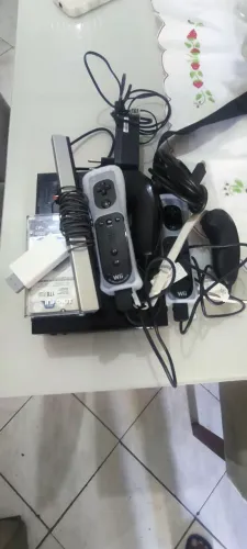 Vendo um Nintendo Wii funciona direitinho tudo certinho de 1tb semi novo