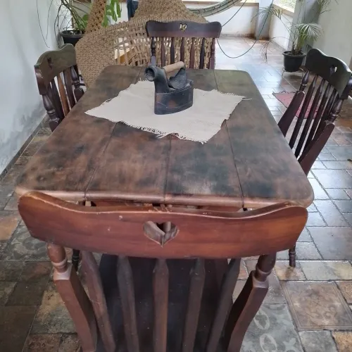 Mesa de madeira estilo country com 4 cadeiras 
