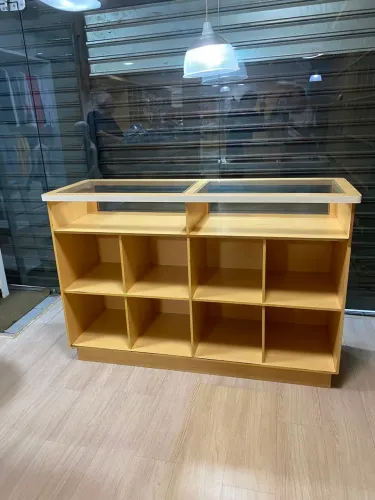 Balcão com vitrine e nichos