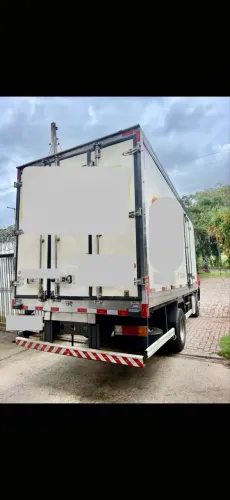 Baú com equipamento Thermoking acoplado e elétrico conjunto todo
