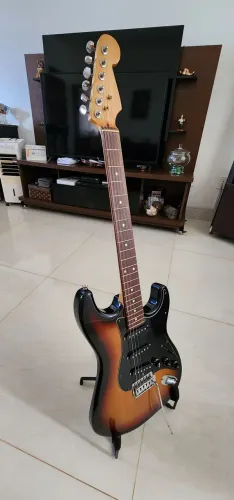 Guitarra Stratocaster Eagle com acessórios 