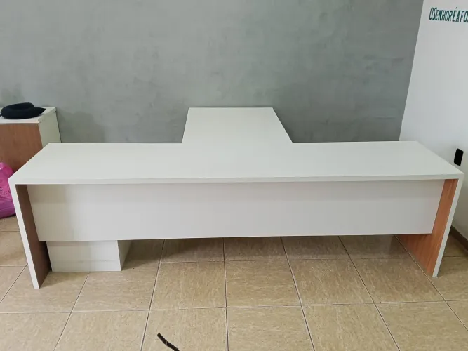 Mesa de escritório em T - branca e amadeirada - 2,20 x 1,70 m
