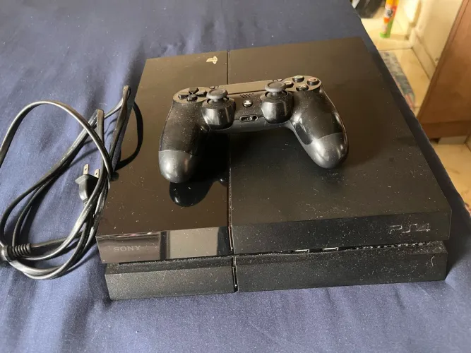 PlayStation 4 com manutenção preventiva recente , controle original + jogos play 4 e 3
