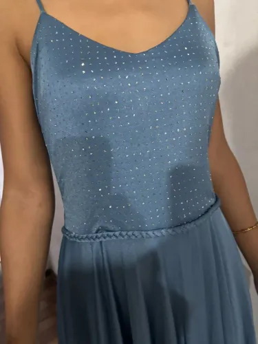Vestido azul chiffon com pedriscos 