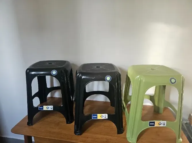 Desapego carioca! Kit 3 Banquetas Plásticas Tramontina Niterói (2 Pretas e 1 Verde)
