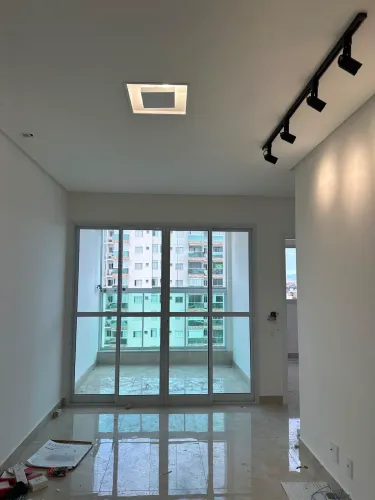 Porta de Vidro 4 Folhas com Base de Alumínio