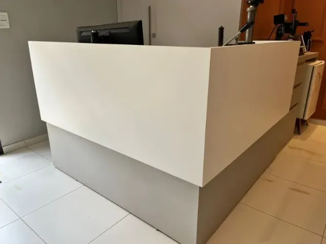 Balcão de atendimento em MDF Branco e Cinza Cobalto TX Berneck
