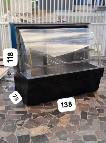 Balcão Vitrine expositora Seco usada 137cm R$1.150,00