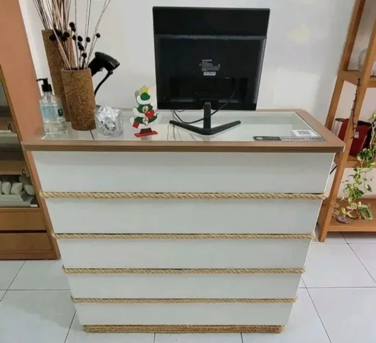 Balcão com vidro e gavetas