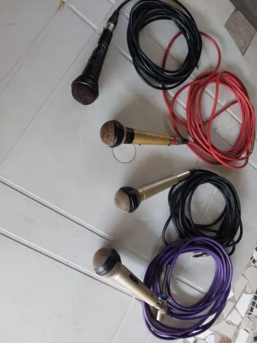 Microfones c/ cabos 50,00 reais cada