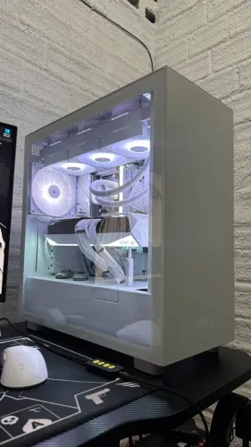 pc gamer ryzen 7800x3d 9070xt LEIA