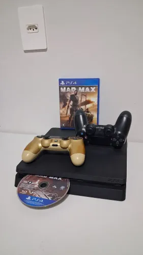 PS4 Slim + 2 Controles + 1 Jogo