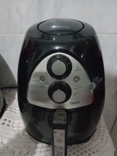 Fritadeira Airfryer mundial family, funcionando.