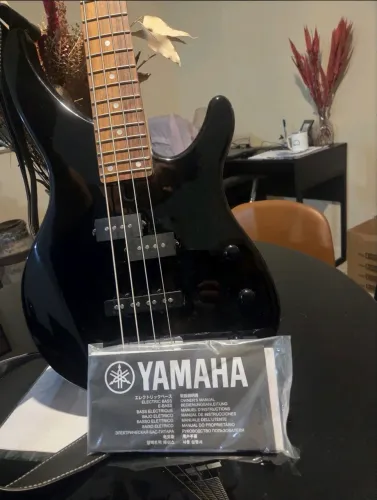 contrabaixo yamaha 4 cordas trbx174 + correia + capa/mochila protetora
