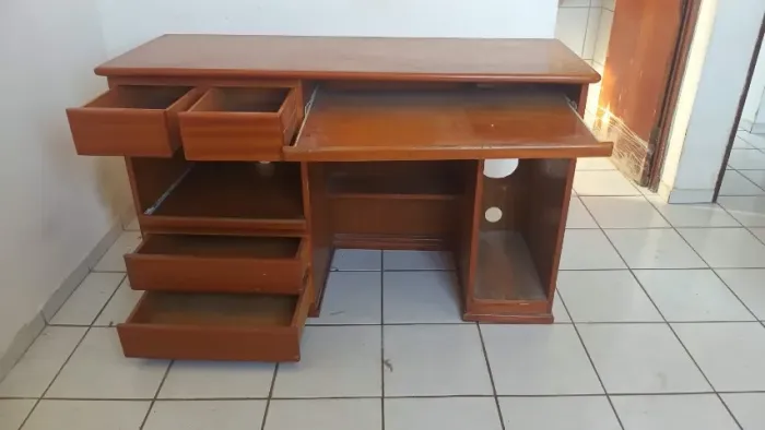 Escrivaninha Mesa de Computador em Madeira com Gavetas (1,38m)