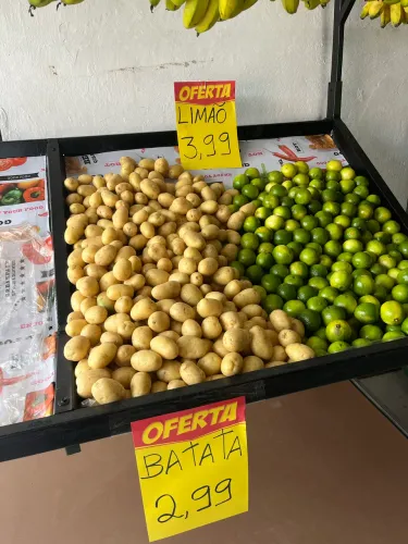Bancas de verduras, legumes e frutas