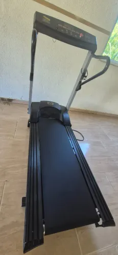 Esteira profissional LX160 G2 Moviment, toda perfeita para uso.
