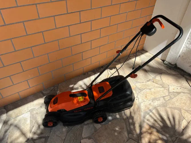 Cortador de Grama elétrico Black+Decker 1200W Seminovo - Pouco Uso