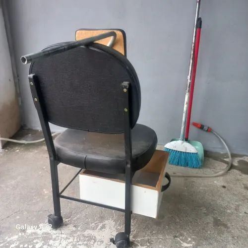 Cadeira com mesinha para manicure