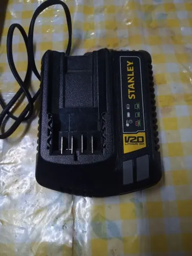 Kit carregador, baterias e maleta Stanley V20