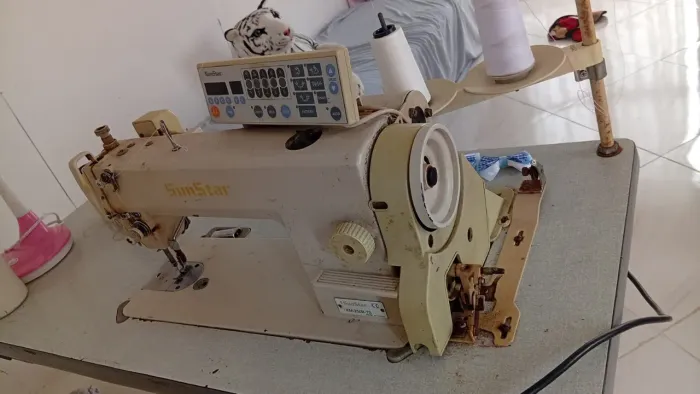 Máquina de costura reta industrial