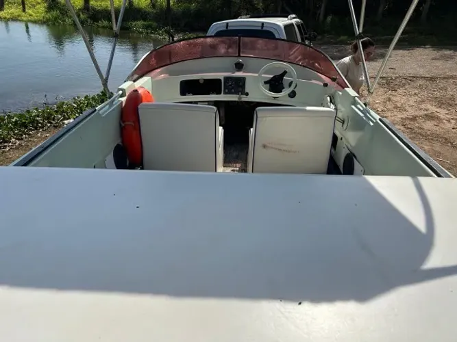 LANCHA 5,8 METROS + MOTOR VOLVO PENTA 4 CILINDROS + CARRETA
