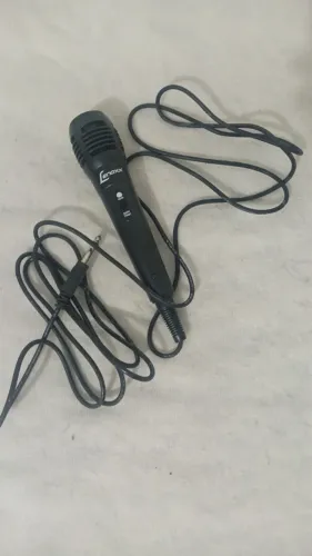 microfone com fio da marca Lenoxx. 