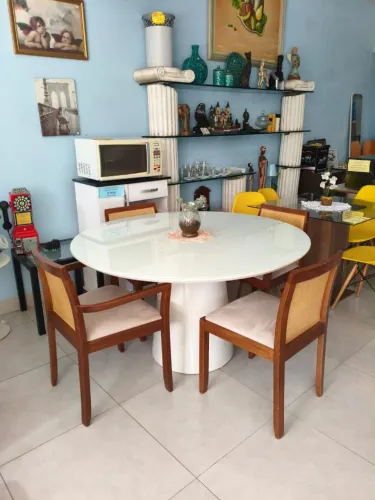 Mesa laqueada com 4 cadeiras de Madeira 