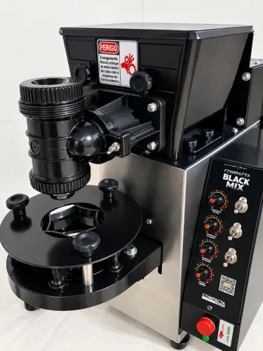 Modeladora de salgados Black Mix faz 6000 salgados por hora
