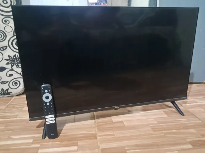 Vendo tv TCL estado de Nova, ainda com plástico na borda, com defeito nao aparece imagem.