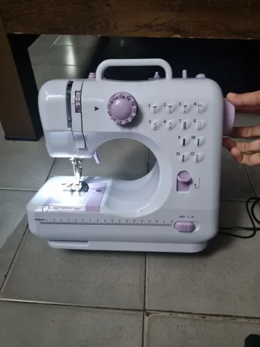 Máquina de costura com 12 tipos de pontos. Pouquíssimo uso.
