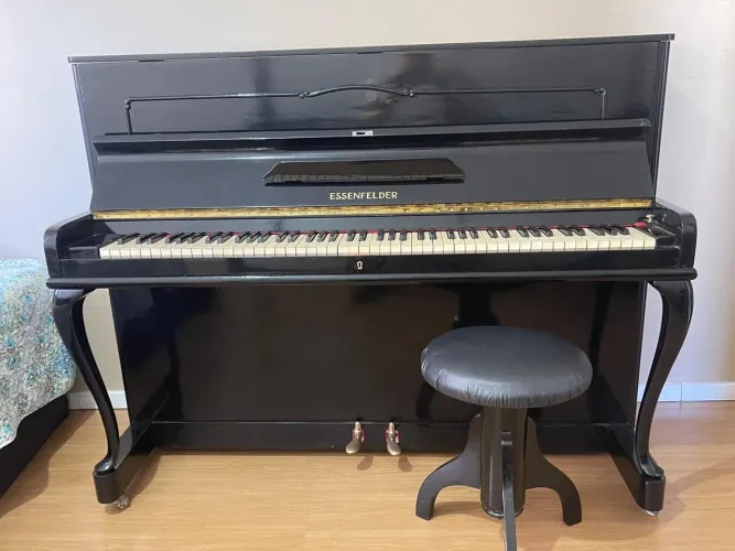 Piano Essenfelder recém reformado