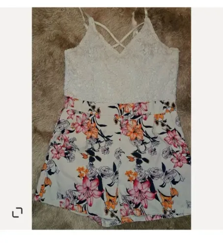 macaquinho queen taste floral e rendado gg com bolsos e zíper nas costas