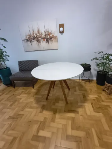 Mesa de jantar 4 lugares, semi nova.