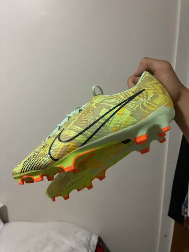Chuteira Nike mercurial - Profissional