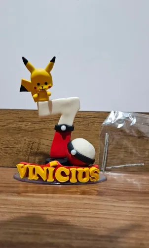 Vela Pokémon em biscuit, escrita Vinícius 7 anos