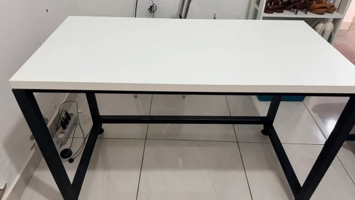 Mesa em Metalon e Tampo em MDP, 120 x 60cm, Folha Dupla e pesinhos ajustáveis