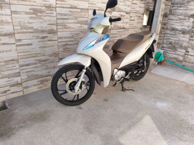 Vendo bis 125 ano 2021 com 14 mil km. 