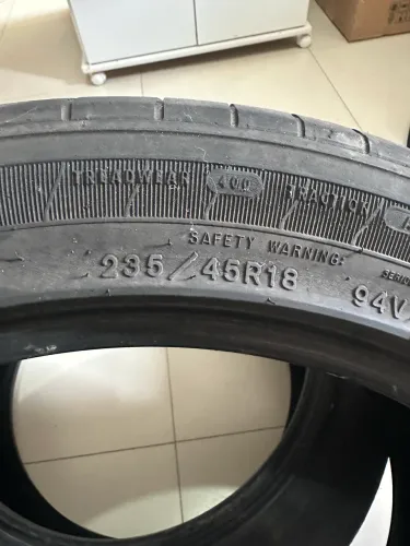 2 pneus Goodyear 235/45R18