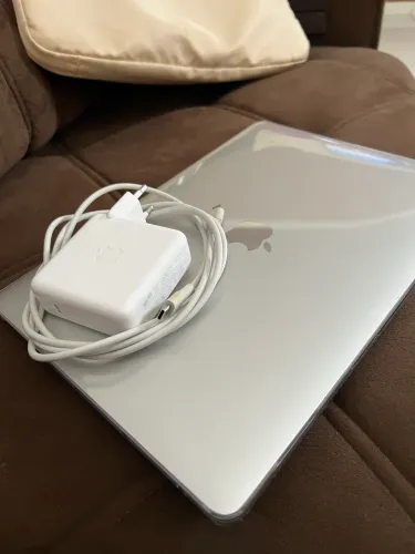 Vendo MacBook Pro 2017 com Touch Bar