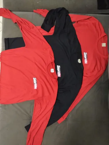 Camisetas tamanho 14, manga longa, Sagrada Família, usadas em bom estado