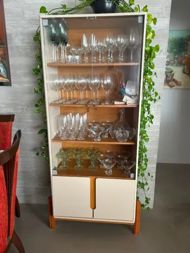 Cristaleira com Portas de Vidro e Pés em MDF Amadeirado - Linda!