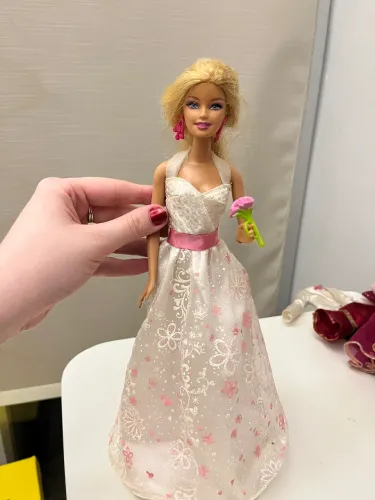 Boneca Barbie Noiva com Vestido Branco e Buquê