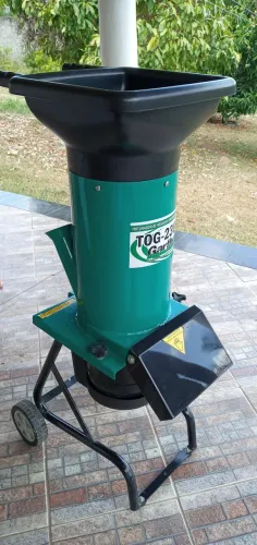 Triturador orgânico Garthen 2300v para fazer adubo composto para sua horta de verduras.