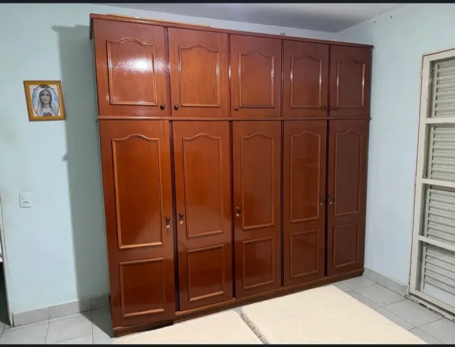 Guarda roupas e mesas de cabeceira