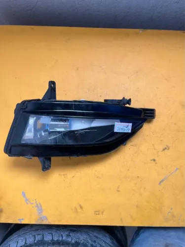 Farol de milha original Jetta 2019 em diante - (H11) - lado direito passageiro c/ avaria