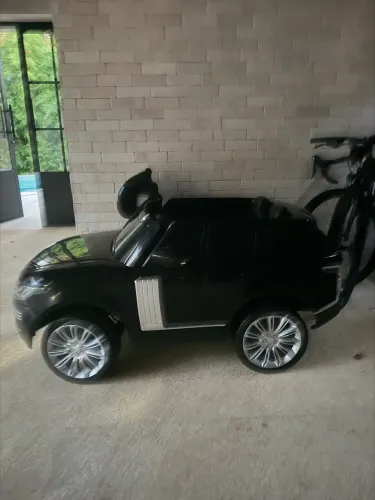 Carro infantil Land Rover elétrico revisado