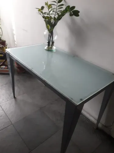 Mesa TOKSTOK com vidro jateado
