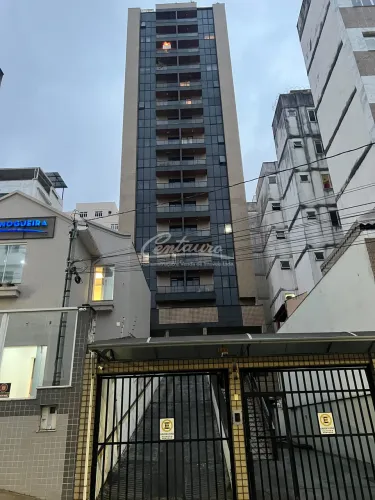 Ótimo apartamento quarto e sala com varanda e garagem na Oscar Vidal